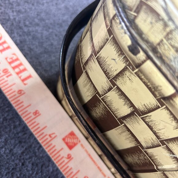 VTG METAL TIN TAN WOVEN WEAVE PATTERN PICNIC BASKET W/ HANDLES 13”x5”x 8.5” - Picture 11 of 16